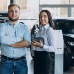 imgi_145_homem-a-escolher-um-carro-e-a-falar-com-o-vendedor_1303-25579