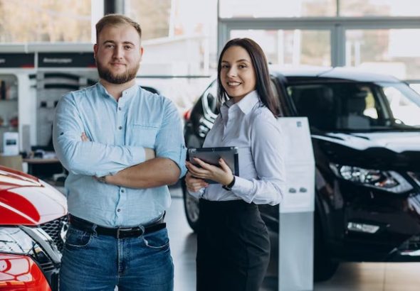 imgi_146_homem-a-escolher-um-carro-e-a-falar-com-o-vendedor_1303-25579